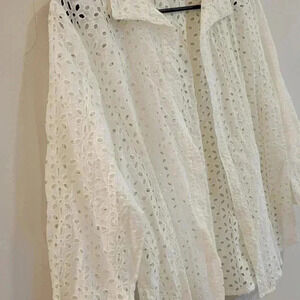 Perfect White  Cut out Patterned Overblouse med